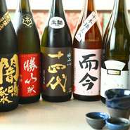 厳選して仕入れた日本酒の品揃えには自信があります。本数だけ揃えている店も多いですが、1本1本にこだわって、ここまで揃えている店はなかなかありません。日本酒好きのお客様にも納得していただけると思います。
