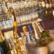 店内はカウンターのみ7席という落ち着いたつくりのおしゃれなショットバー。肩を並べて座るカウンター席は、自然と2人の距離が近くなり、会話もいつもより弾みそうです。