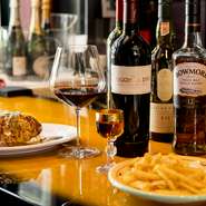 お店のテーマは「ショットバーと洋食の融合」。国産の食材を使い、日本の洋食をベースにし、お酒に合う料理へと仕立ててくれます。ハンバーグやオムライスなど、自家製デミグラスソースを使った料理が絶品。