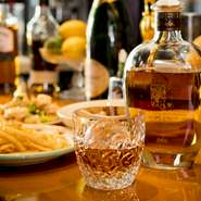 気さくなオーナーで明るく出迎えてくれ、1人でも入りやすい雰囲気のお店。お酒はもちろん、オーナーが贔屓にしている珈琲店にて自ら試飲して選んだ珈琲やBAR時代の経験を活かしたカクテルなども定評があります。