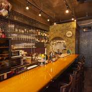 昔ながらのBARの雰囲気がどことなく懐かしく、カウンターのみということもあってくつろげる店内。心地良いジャズやボサノバの調べを聴きながら食事をし、飲むお酒が、身も心も癒してくれます。