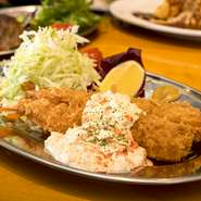 卵がゴロゴロと入ったボリューム感のあるタルタルソースと、大きなエビフライの相性が抜群。エビフライは注文後に揚げてくれるので、サクサクのでき立てを味わえます。季節の野菜を使ったサラダと一緒にどうぞ。