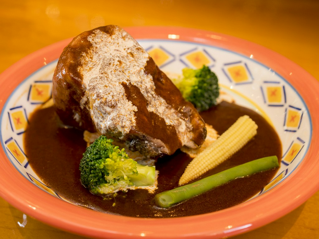 味わい深い自家製デミグラスソースでいただく『牛タンシチュー』