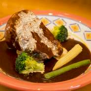 1本単位で仕入れて、柔らくなるまで時間をかけて煮込んだ牛タンが絶品。こぶし大の大きさにカットして提供してくれますので、食べ応え十分です。自家製のデミグラスソースでいただきます。