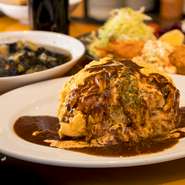 ふわっ、とろっとした卵にデミグラスソースがかかったオムライス。デミグラスソースは『牛タンシチュー』と同じく自家製です。オムライスの中は、ブイヨンで炊き込んだチキンライス。