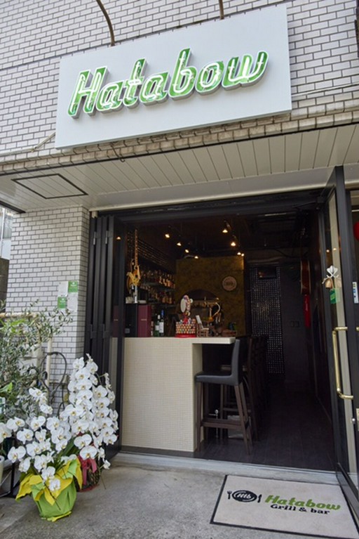 大通りから少し入ったビルの1Fにある隠れ家バー