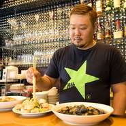 お客様のニーズに合わせ、寄り添い、挨拶や約束を守ることなど当たり前のことでも丁寧に日々行うことを心掛けています。通りすがりで気軽に立ち寄り、軽く一杯いかがですか。