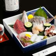 自然な甘みと歯ごたえが絶品の明石のタコをはじめ、瀬戸内海と全国の旬魚介が集う店。神戸市西区で育つ横綱トマトをはじめ、野菜の鮮度と旨みも抜群。すべてが上質な食材なので、一品ごとの旨さと満足感が格別です。