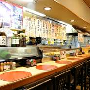 11:30〜14:00は土日も含めて、ボリューム満点のランチを提供。新鮮な魚介でつくる『お魚の日替わりランチ』880円、『小鉢3種セット』680円などが人気です。しっかり食べて、午後の活力をチャージ!