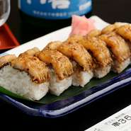 自慢の『棒寿司』は常につくりたてをご提供。酢飯が温かいので、優しい食感が持ち味です。夏の鱧の棒寿司は、焼きたての鱧を合わせるのでフワフワ感が極上。季節により、酢で〆たサンマ、サバ、イワシ　などが登場。