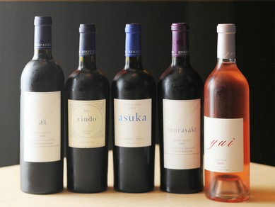 カジュアルワインからグランヴァンまで揃い、人気の”泡”も多彩