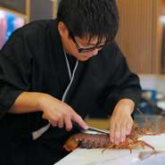 カウンター前にはアーティスティックな水槽があり、旬の鮮魚がたくさん。水槽内の食材の調理も承ります。独創的な創作料理など、いろいろなアレンジが可能! どうぞ、お気軽にお声がけください。
