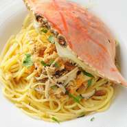 わたりがにの身をふんだんに使ったゴージャスなパスタ料理。かにの殻から丁寧にとった出汁、白ワイン、生クリームなどでソースのベースを仕込むので、奥行きのある味わいです。隠し味の醤油がアクセントに。