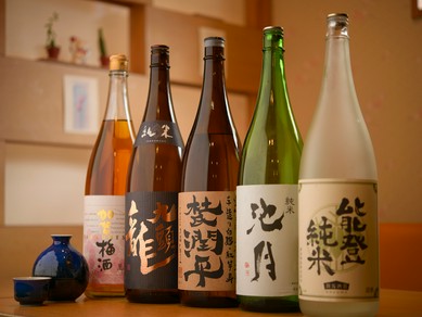 地酒を中心としたグランドメニューや、季節の日本酒を堪能