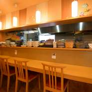 店内には、カウンター席もあり、一人でも気軽に来店できる雰囲気。高級感があり、敷居が高いと思われがちな日本料理を、リーズナブルな価格で提供できるよう工夫されています。