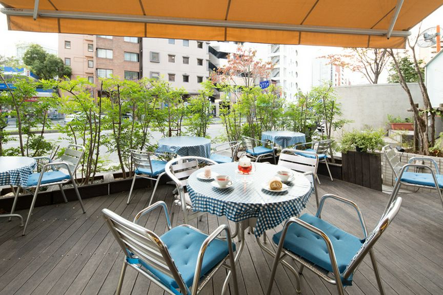 木立に囲まれたテラス席は都心のオアシス。ペットと一緒もOK