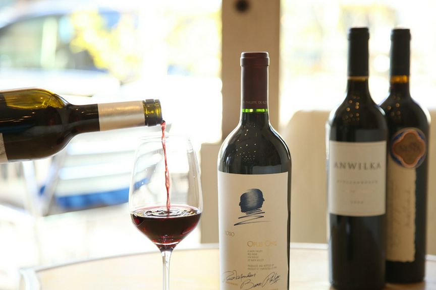 世界のワインを幅広く揃え、セレクトした味に合う料理も提案