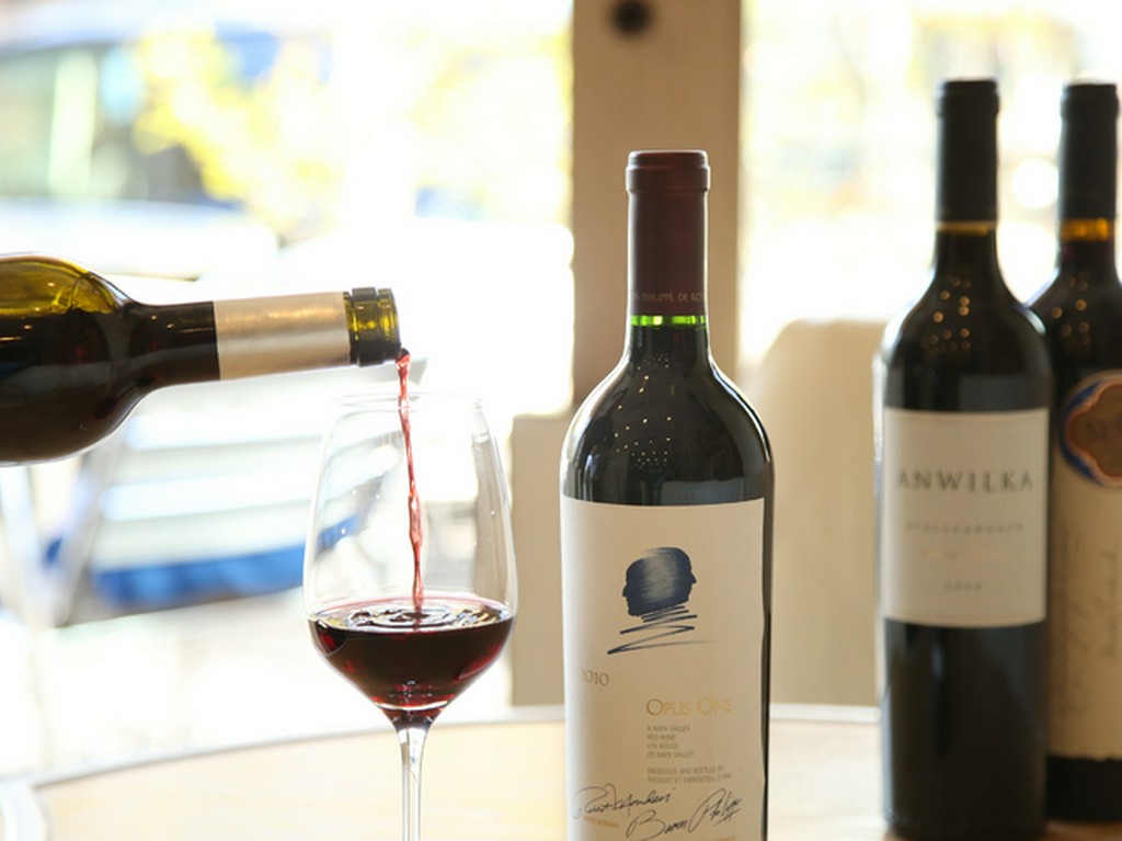 世界のワインを幅広く揃え、セレクトした味に合う料理も提案