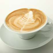 女子心がときめくスイーツや飲み物が揃い、優美で品のある店内も、インスタ映えするフォトジェニックさ。幅広い年代の方が思い思いにくつろげます。個室を利用するベビーシャワープランなども（要予約）。