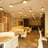 天現寺橋近くという都心の中心ながら、店内は別世界。白を基調とした革張りソファのBOXシートが配され、静かで優美な空間が広がります。また、いっそうプライベート感が高い半個室のご用意もございます。