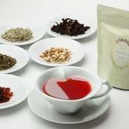 ティーに含まれるビタミンCやフィトケミカルズが美と健康をサポート。爽やかな香りと、ほんのり甘酸っぱい味わいです。店内ではハート型カップでご提供。キュートなハート型の赤いティーが元気と笑顔を運びます。