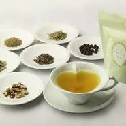 リピーター続出のオリジナルブレンドNo.2。様々な効能でカラダの中からのスッキリをサポートします。番茶のような味わいとほのかな甘みの有機ペパーミントの香りが素晴らしく、スイーツや料理によく合います。