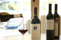 ヨーロッパ、カリフォルニア、ニューワールド、偉大なビンテージものなど、多種多様なワインを取り揃えています。お好みのワインを主役に、シェフが料理を組み立てる提案も行っています。銘柄の相談もお気軽に。