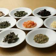 30種もの高品質なシングルハーブを常備。ご希望に応じて、体調や季節に応じたブレンドも承ります。料理とスイーツも多彩な味わいを用意し、相性のいいティーをご提案しています。お気軽におたずねください。