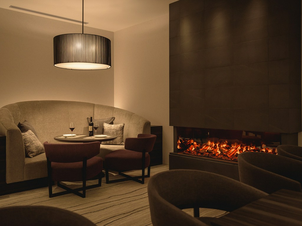 背もたれの高いソファー席で周りを気にせず二人だけの時間を