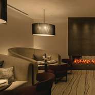 シックでモダンなソファー席から、おしゃれなテーブル席、スタイリッシュなカウンター席など様々なタイプ。友人や女性同士のお食事に、ゆとりある空間でホテルならではの優雅なひとときを満喫。