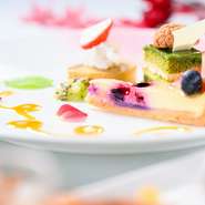 スペシャリテランチを気軽に楽しめるスープ・サラダ・メイン・デザートの計4品＋1ドリンク付きのミニコースプラン。お好きなタイミングで「TWG Tea」、コーヒー、ソフトドリンクから1杯をお選びいただけます。
