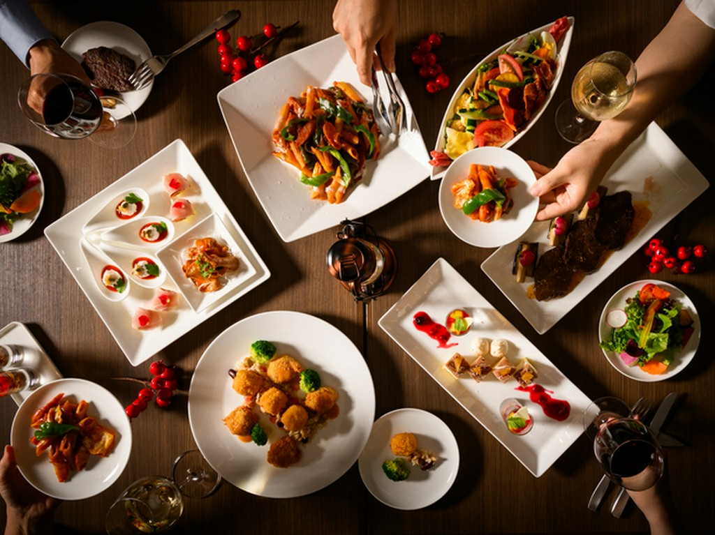 季節のテーマで真っ白なお皿を彩るクチュールパレット。旬の食材や季節の色合いで一皿ずつを仕立てご提供。