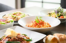 最大180分の滞在時間が嬉しいゆったりランチ。選べるパスタとサラダにパン、デザートだってしっかりと。