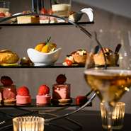 ジュワッと湧き出る肉汁の濃厚な旨みが味わえるパティは、ホテルメイドのバンズからはみ出すほどのボリューム。上下にはさんであるフレッシュなトマトが爽やかな口当たりにしてくれる贅沢なハンバーガーです。