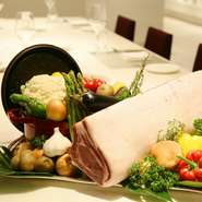 大麦ベースの飼料により豚肉独特の臭みがなく、きめ細かやでジューシーなブランド豚「サチク麦王」。これを軟らかく風味豊になるまで熟成させたものを使用。旬の野菜とローストすることで肉も野菜も旨みが増します。