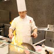 食材の安全はもちろん、ライヴキッチンの安全も守り、お客様に安心して美味しい料理を食べて頂けるよう心掛けています。自身の笑顔でも、料理のパフォーマンスでもお客様に笑顔になって頂けると嬉しいです。
