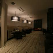 白を基調とした明るい店内はカジュアルデートや女性同士の食事会に最適。一方フェイクの暖炉がある黒を基調としたソファー席では、ディナーデートや親しい友人たちとの会話を楽しんでください。