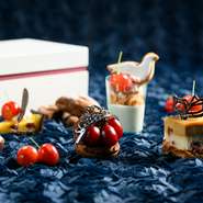 一瞬の出会いが永遠の愛となった「ロミオとジュリエット」の愛の物語を、二つの実が連なったさくらんぼのスイーツで表現しました。ハイクオリティなスイーツとプレミアムティーを是非おうちで楽しんで。