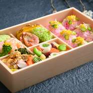 懐石の心を吹き込まれた食材たち。鰆、こごみ、蕗、味のハーモニーをご堪能ください。​手毬寿司は寿司酢にビーツを漬け込み春色に、見て・食べて楽しんでいただけます。