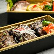 一の段は北海道産牛ロースを使用した焼肉重。肉の旨味を引き立てる自家製の焼肉ダレで漬け込み、香ばしく上品に仕上げました。
二の段は素材にこだわった「ホテル洋食」をバラエティー豊かにご用意。