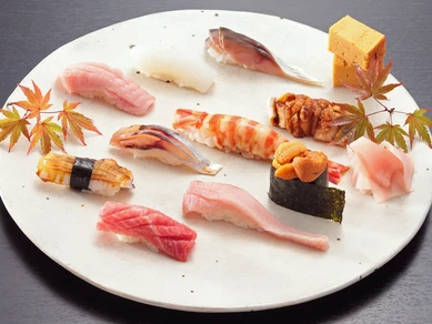 季節感あふれる美しい盛り付けとともに味わう『お値打ちにぎり鮨』トロ・ウニ入り9貫