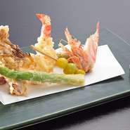 旬菜、旬魚にこだわって厳選した食材をからりとした天ぷらでいただきます。それぞれの素材の持ち味を十分にいかした揚げ加減は、味、食感、風味を余すところなく味わえます。