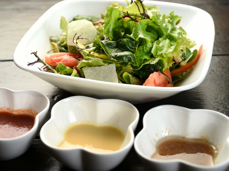 自家製ドレッシングが絶品。京都産野菜のサラダは新鮮で鮮やか
