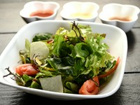 時期によって変わる自家製の野菜を使ったドレッシングが絶品。京都産野菜を中心にフレッシュな味わいを楽しめる[ごちそうサラダ]です。