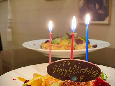 メッセージプレートで祝福。記念日、誕生日のお祝いに最適