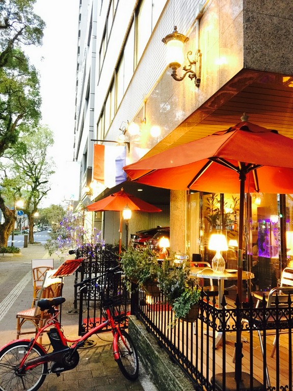 爽やかな風が心地良いテラス席で、愛犬と過ごすティータイム