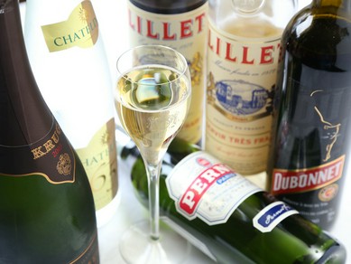 フランス産をメインに、ソムリエセレクトのワインが充実