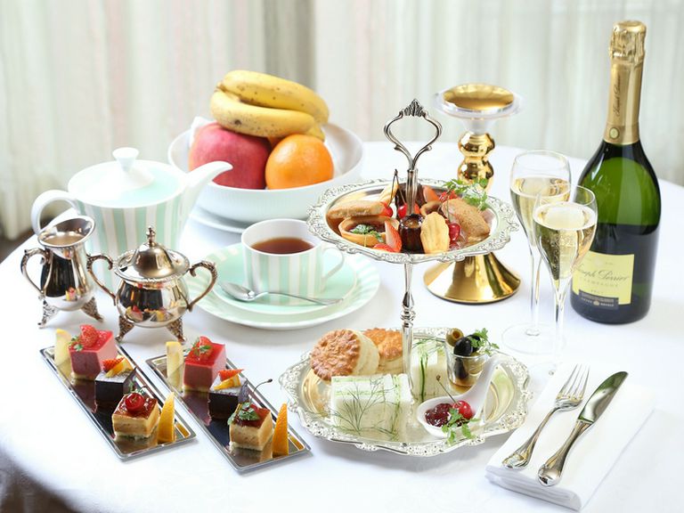 本格的な英国式アフタヌーンティで、気分はセレブリティ