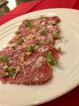 本来のカルパッチョは牛の赤身をスライスして白いお皿に並べる事。　是非、本物をお楽しみください。