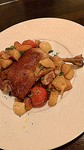 骨付きの鴨腿肉のコンフィはとても柔らかすぎてほろっと簡単に食べれます。風味よくワインとの相性は言うまでもありません。人気のメニューです。